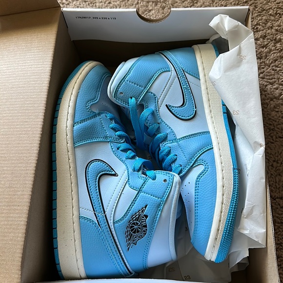 Jordan Shoes - Wmns Air Jordan 1 MID SE